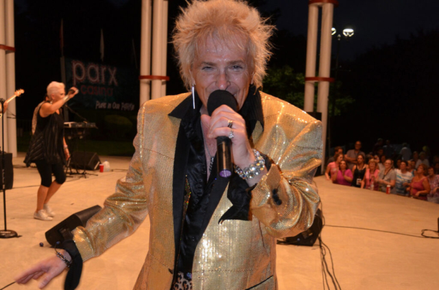 Rick Larrimore as Rod Stewart 2016